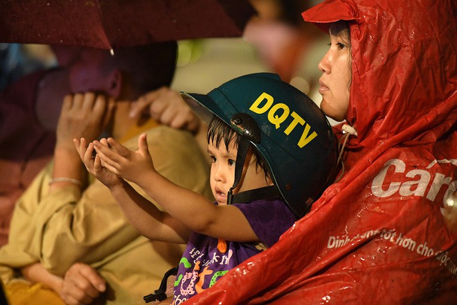 Người lớn, trẻ nhỏ Hà Nội đội mưa khai trương phố đi bộ Trịnh Công Sơn